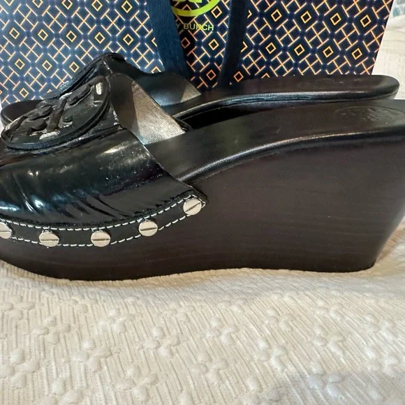 Tory Burch Patti Black Wedge Sandals 9 - Picture 2 of 10